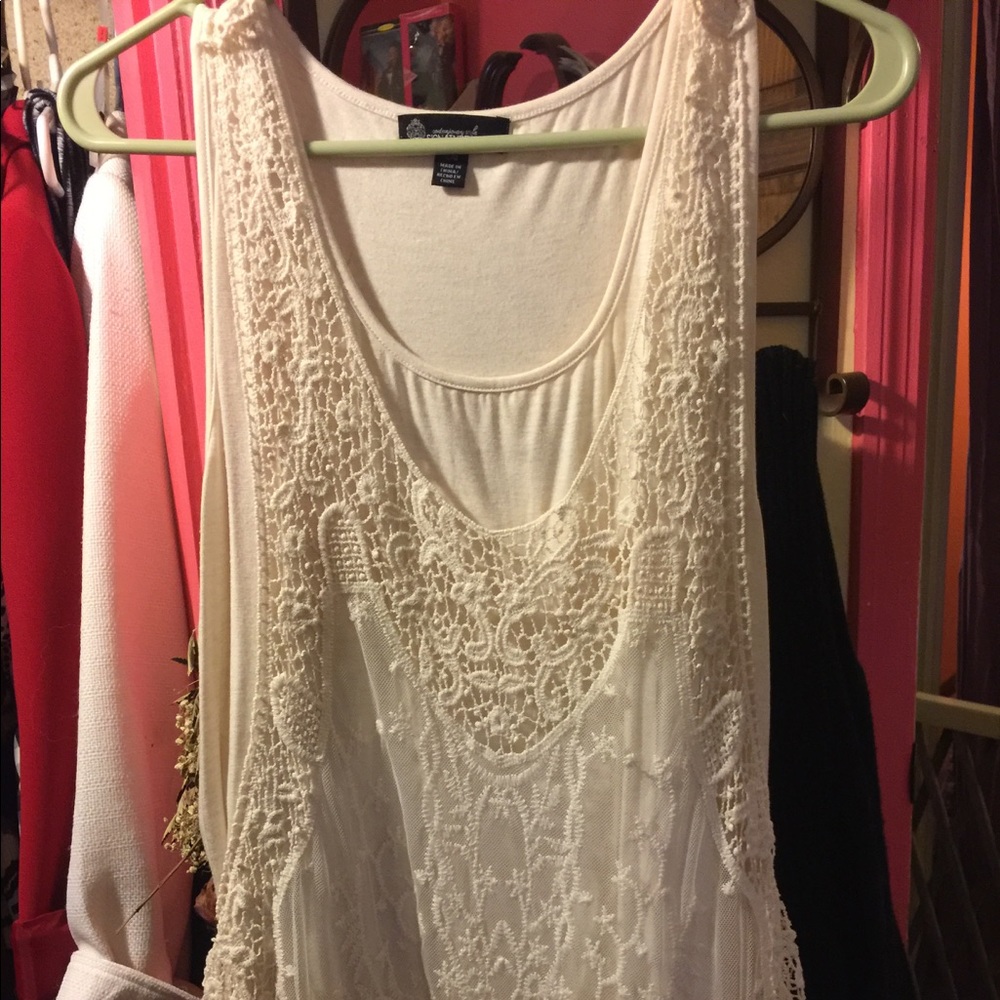 Sleeveless layered lace tunic