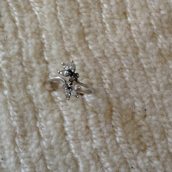 Sterling Silver Ring - Picture 1 of 2