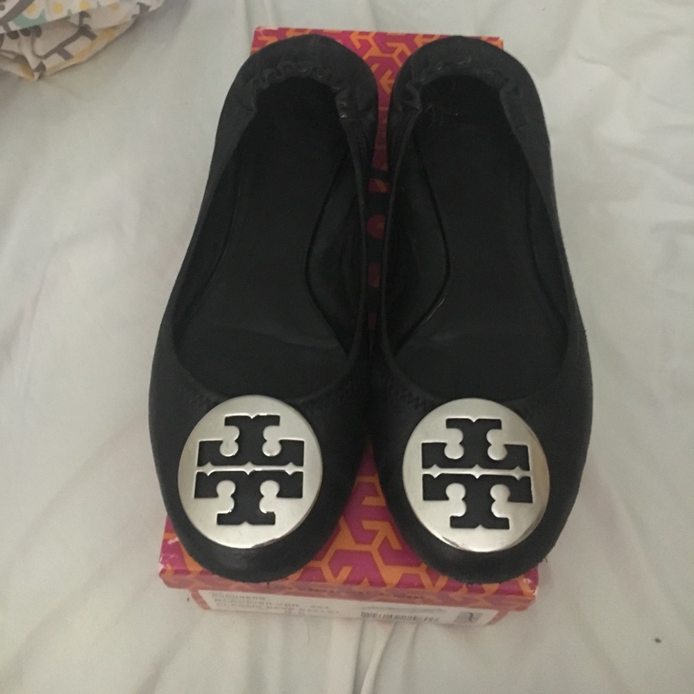 TORY BURCH REVA FLATS! Black and silver hardware.