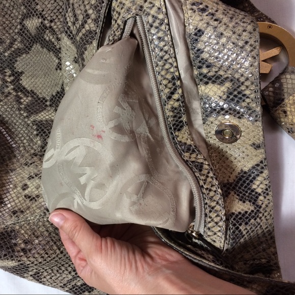 Michael Kors medium bucket purse snakeskin - Picture 5 of 8