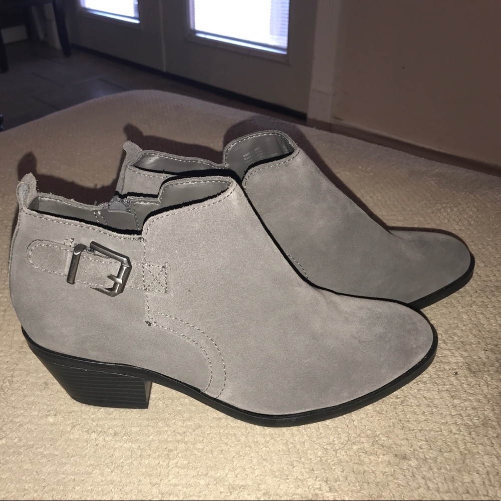 Gray Leather Sonoma 2 1/2 inch size 9M bootie
