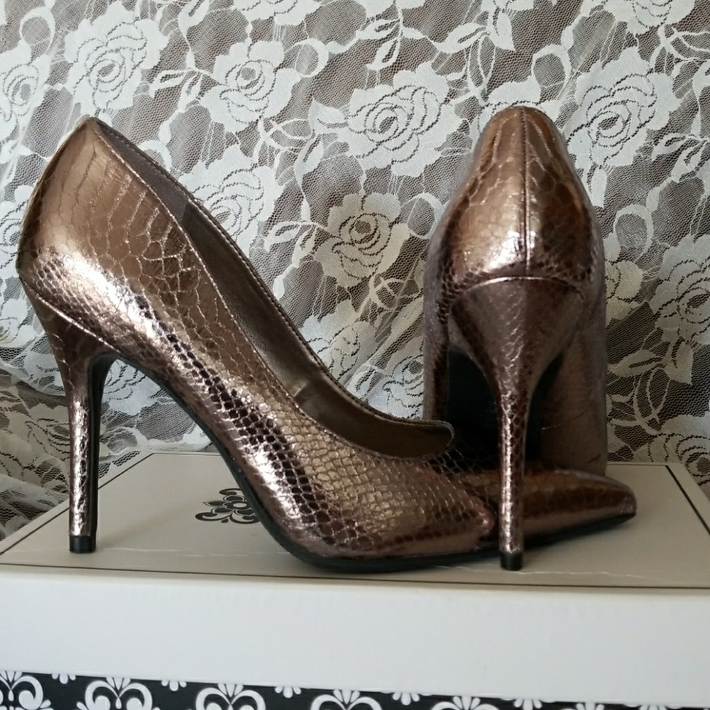 Unique rose gold snake design pumps