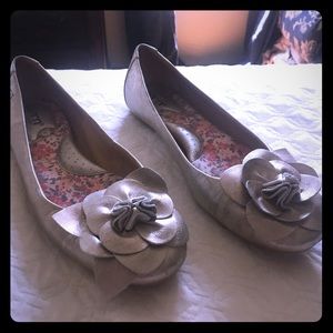 Metallic color floral flats