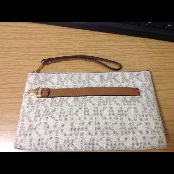 Michael Kors  Authentic Wristlet.. - Picture 1 of 5