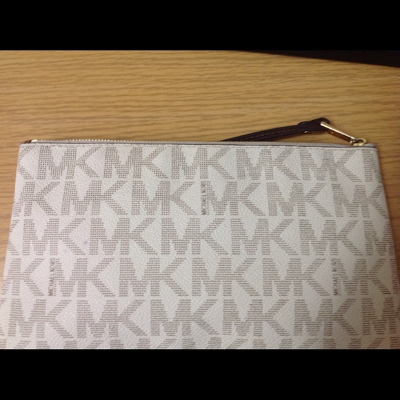 Michael Kors  Authentic Wristlet.. - Picture 4 of 5