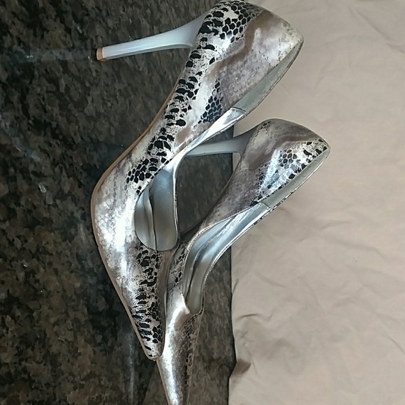 Pumps - Picture 2 of 4