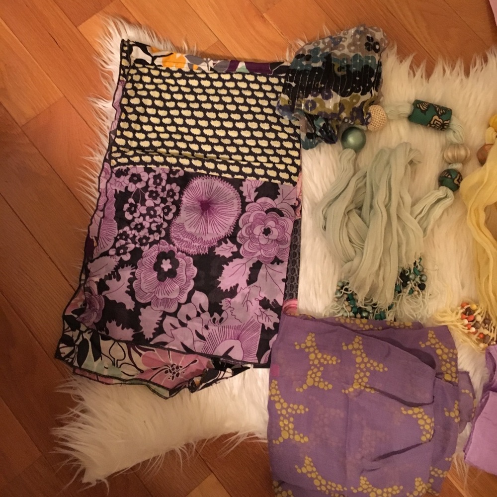 8 - SCARVES- BEAUTIFUL COLORS WITH A SCARF HOLDER - Picture 2 of 7