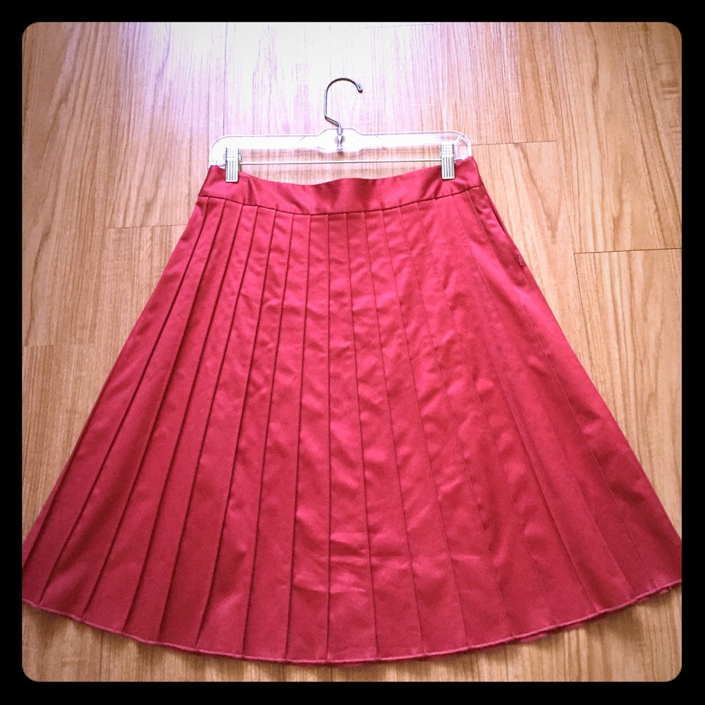 Sateen pleated straight skirt