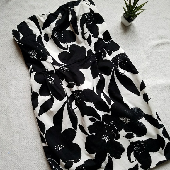 Express Dresses & Skirts - Express strapless with pockets