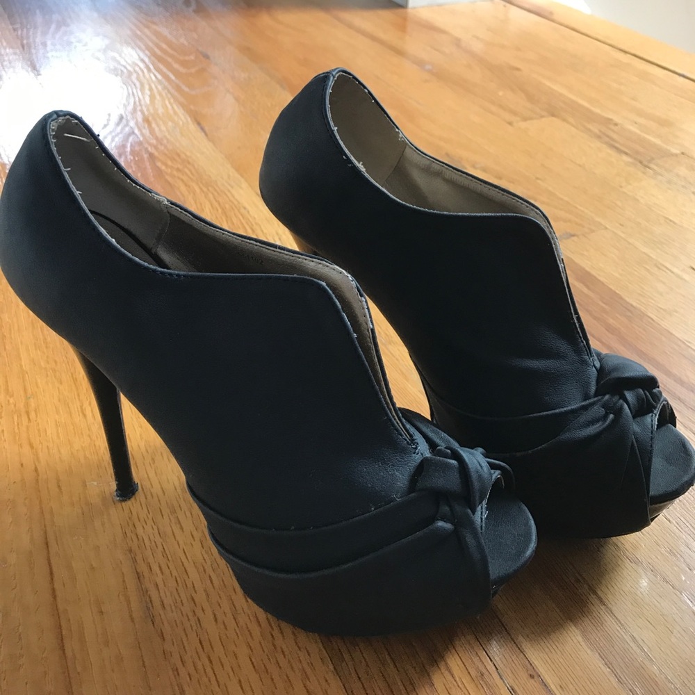 black peep toe heels