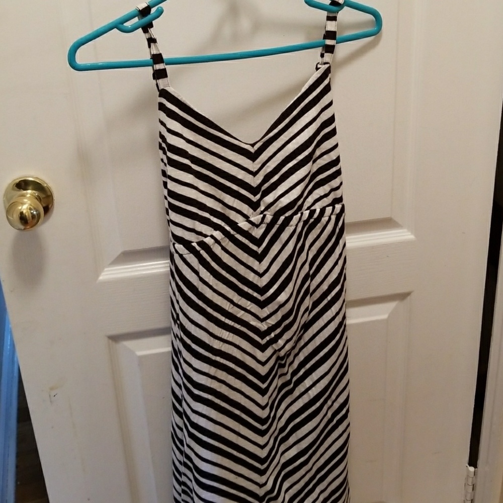 Black and white pregnancy dress.