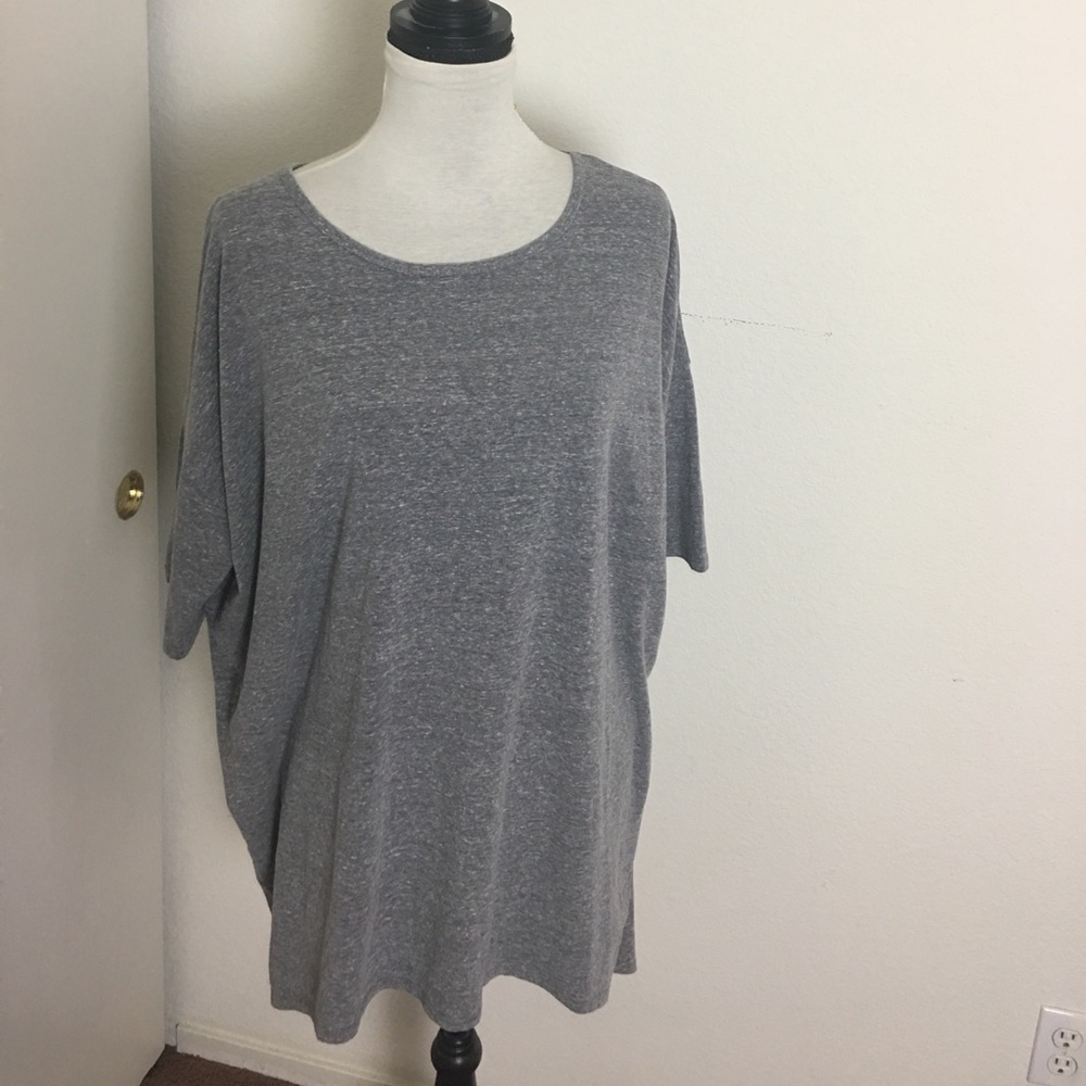 EUC LuLaRoe Heathered Gray Irma Lrg