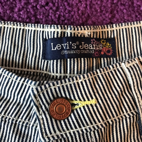 Womens Levi Shorts - Picture 2 of 6