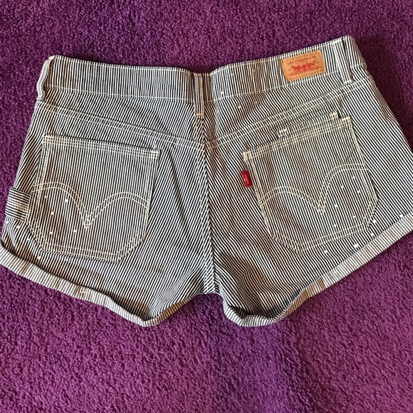 Womens Levi Shorts - Picture 4 of 6