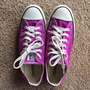 Purple size 9 converse women's low top🦄🌂💁🏼💜🚺