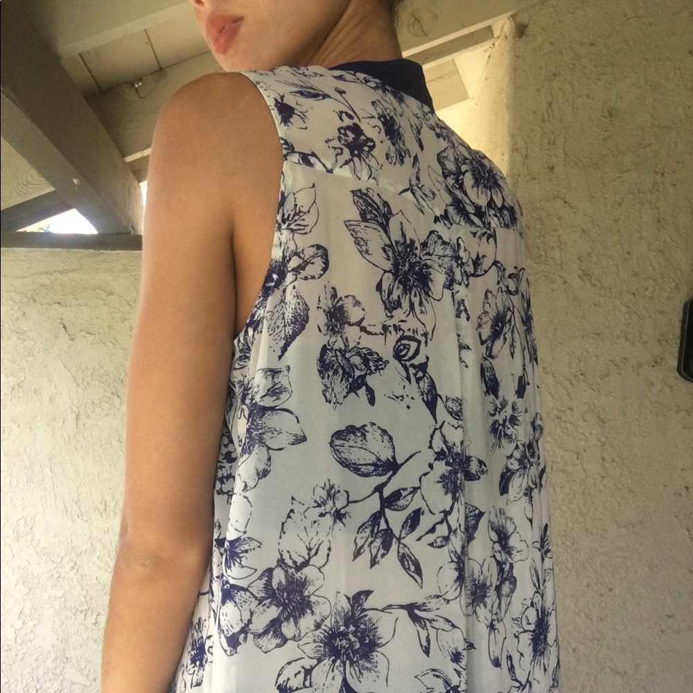 ✨Blue and White Floral Flow Tank ✨