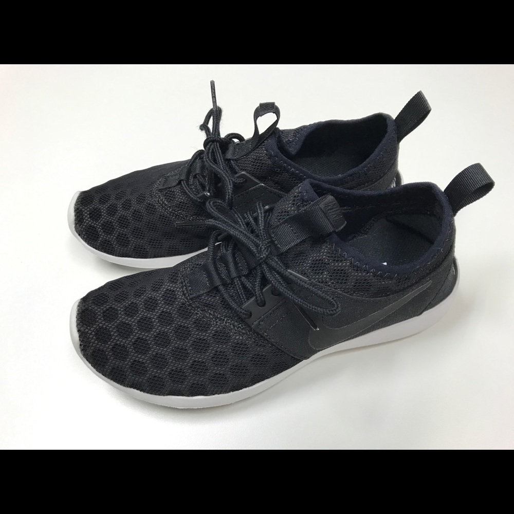 Women's Nike Sneakers Black - 5.5 like new