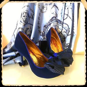 Navy velvety heels with bows