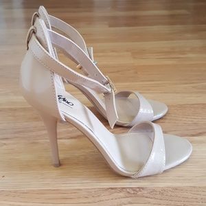 Nude pumps