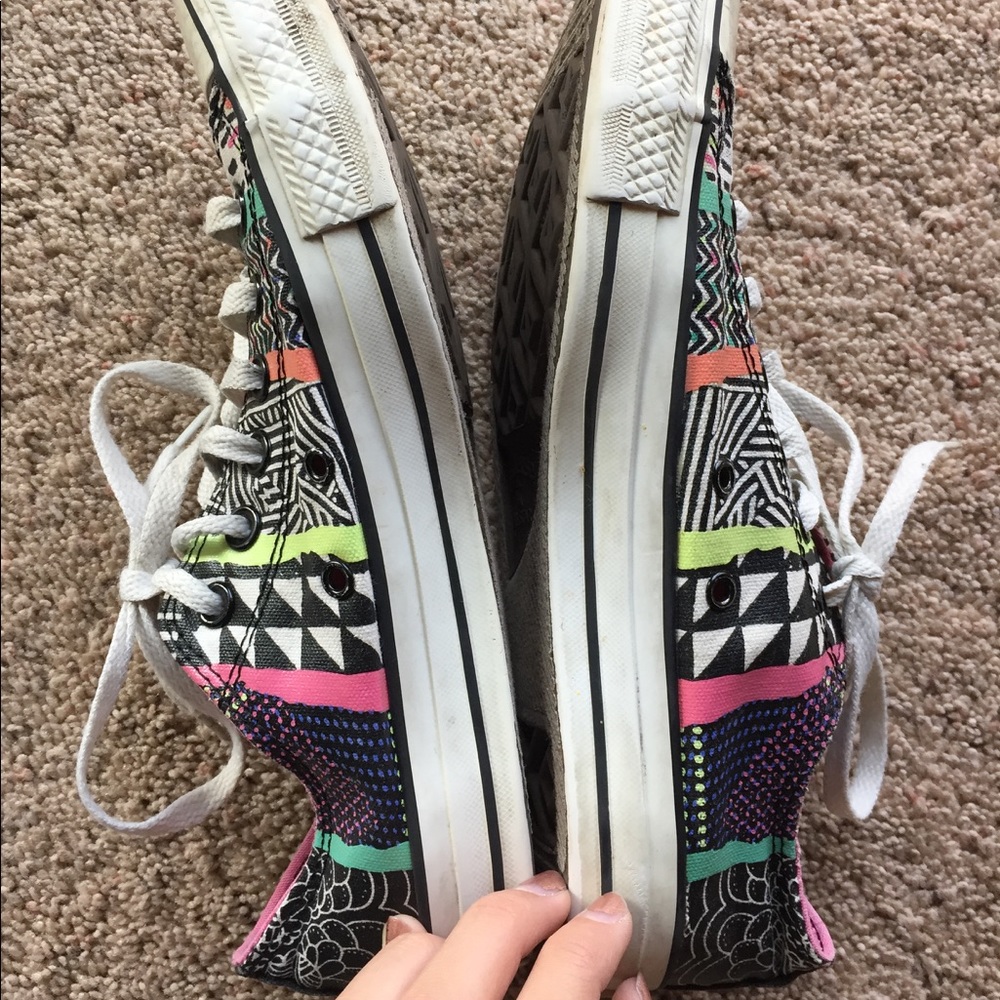 colorful low top size 9 women's converse🍎💥🌞🎾💎