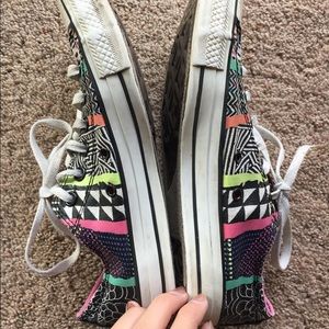 colorful low top size 9 women's converse🍎💥🌞🎾💎
