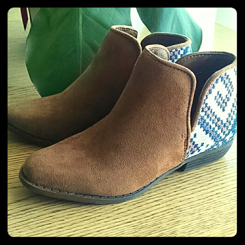 Cat & Jack Liliana Booties