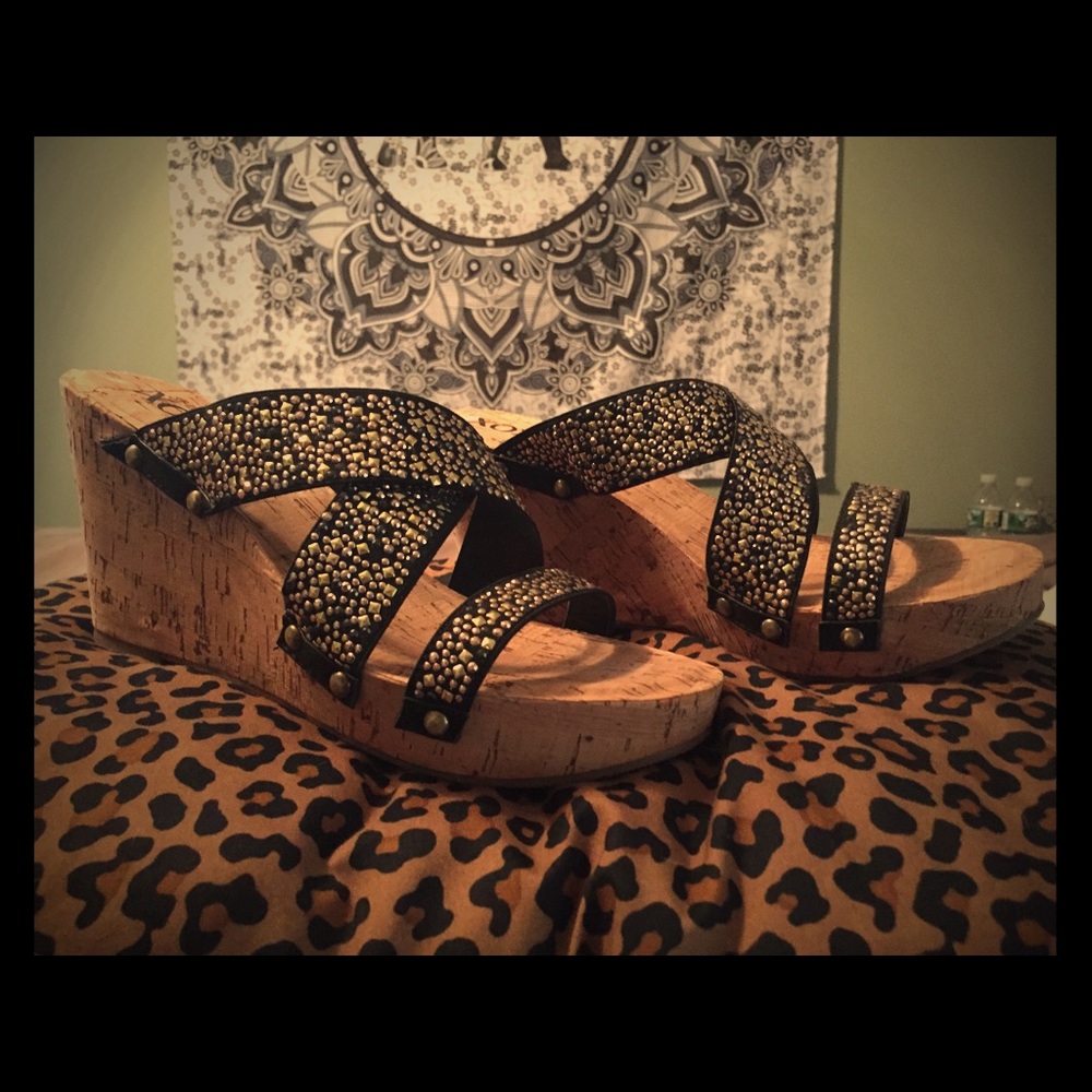 XOXO Belicia Wedge Sandal NWOT