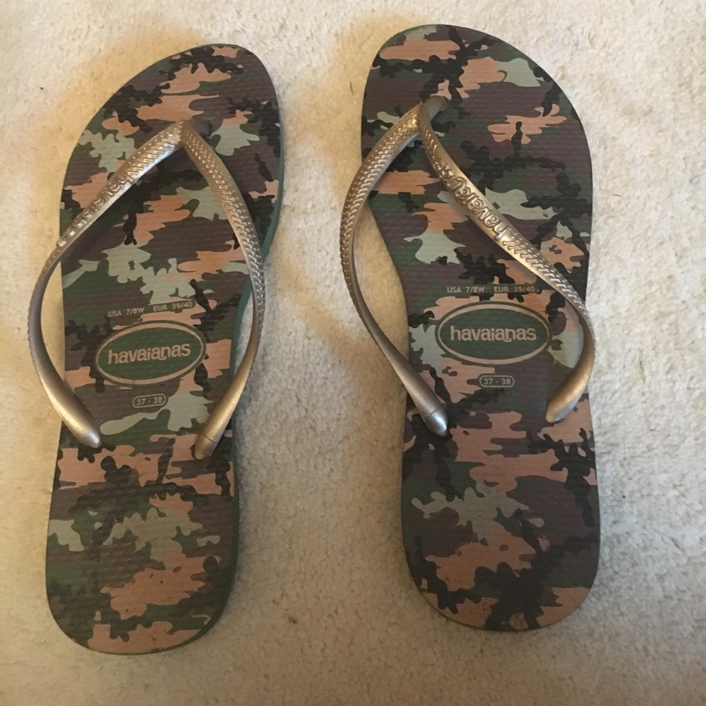 Havaiana camo flip flops! Worn once! Size 7/8W