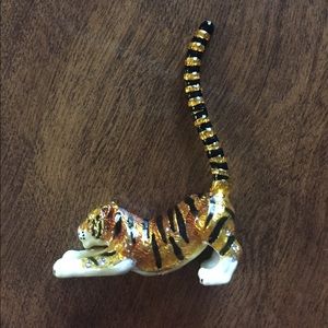 Tiger ring holder