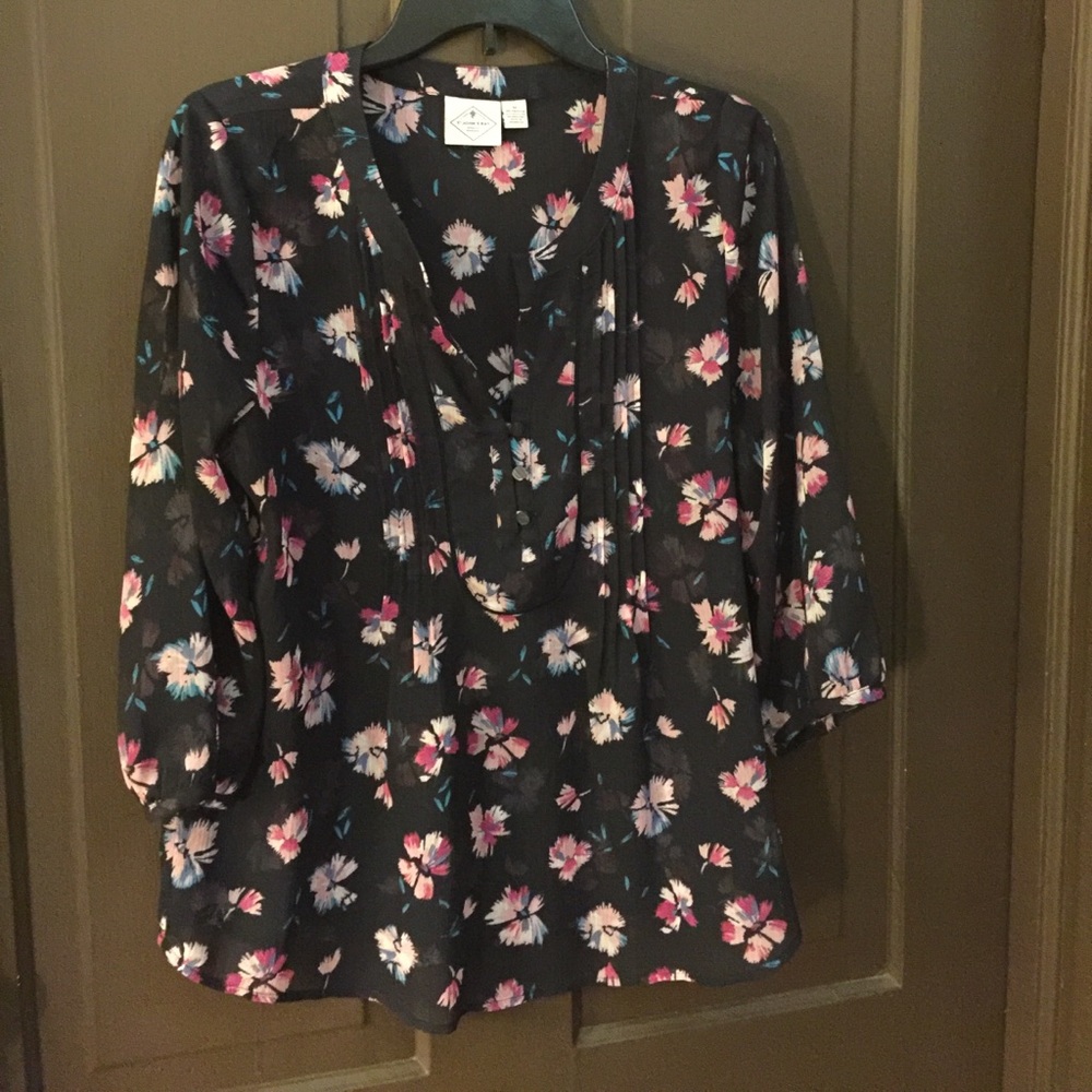 Sheer 2/3 Sleeve Breezy Top - Size Medium