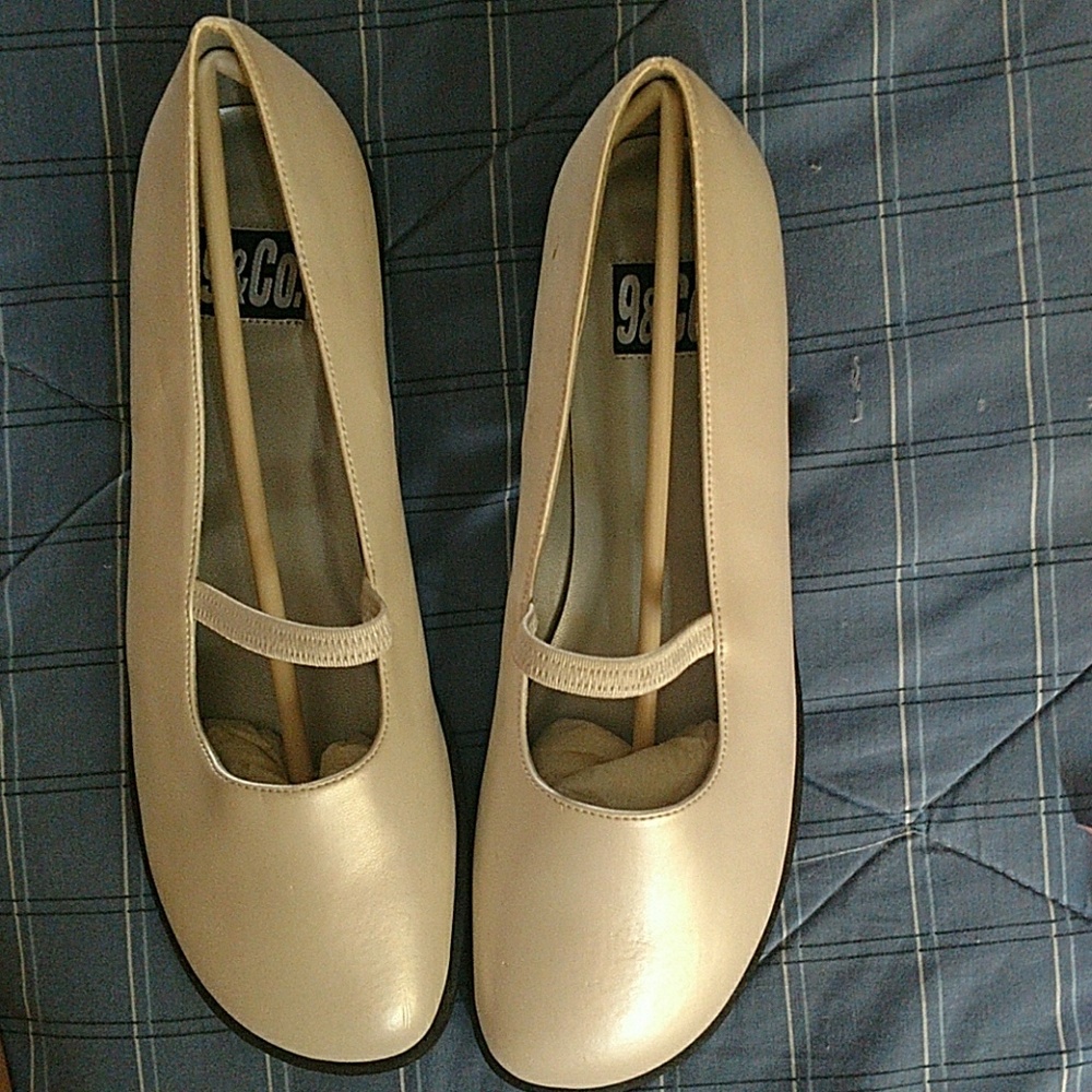 New w/o tags beige flats