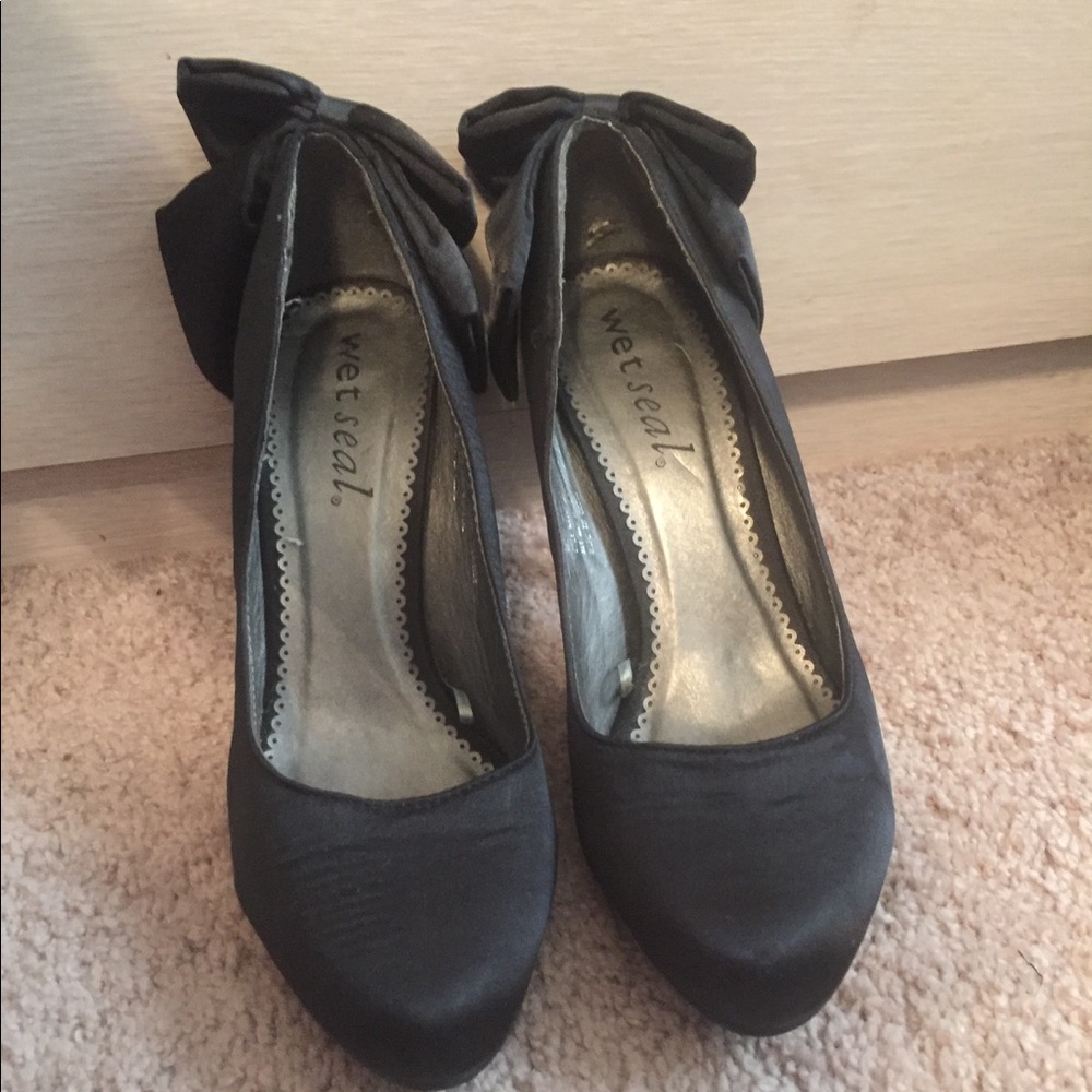 Black heels with bow