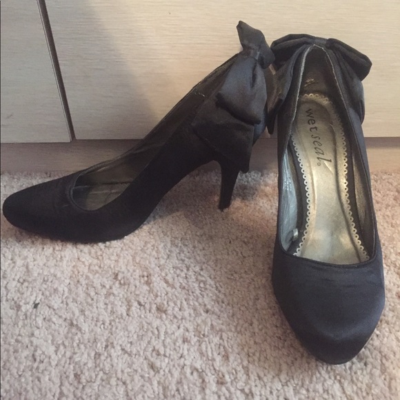 Black heels with bow - Picture 2 of 3