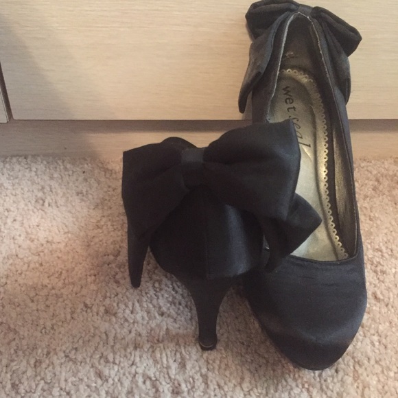 Black heels with bow - Picture 3 of 3