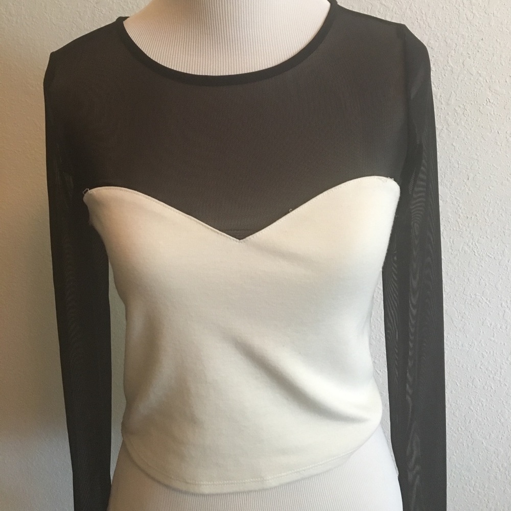 CLEARANCE: black and white long sleeve crop top