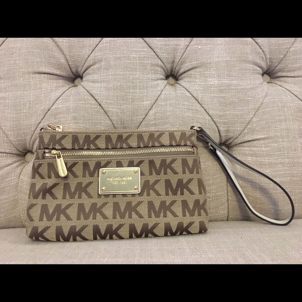 Micheal Kors Wristlet