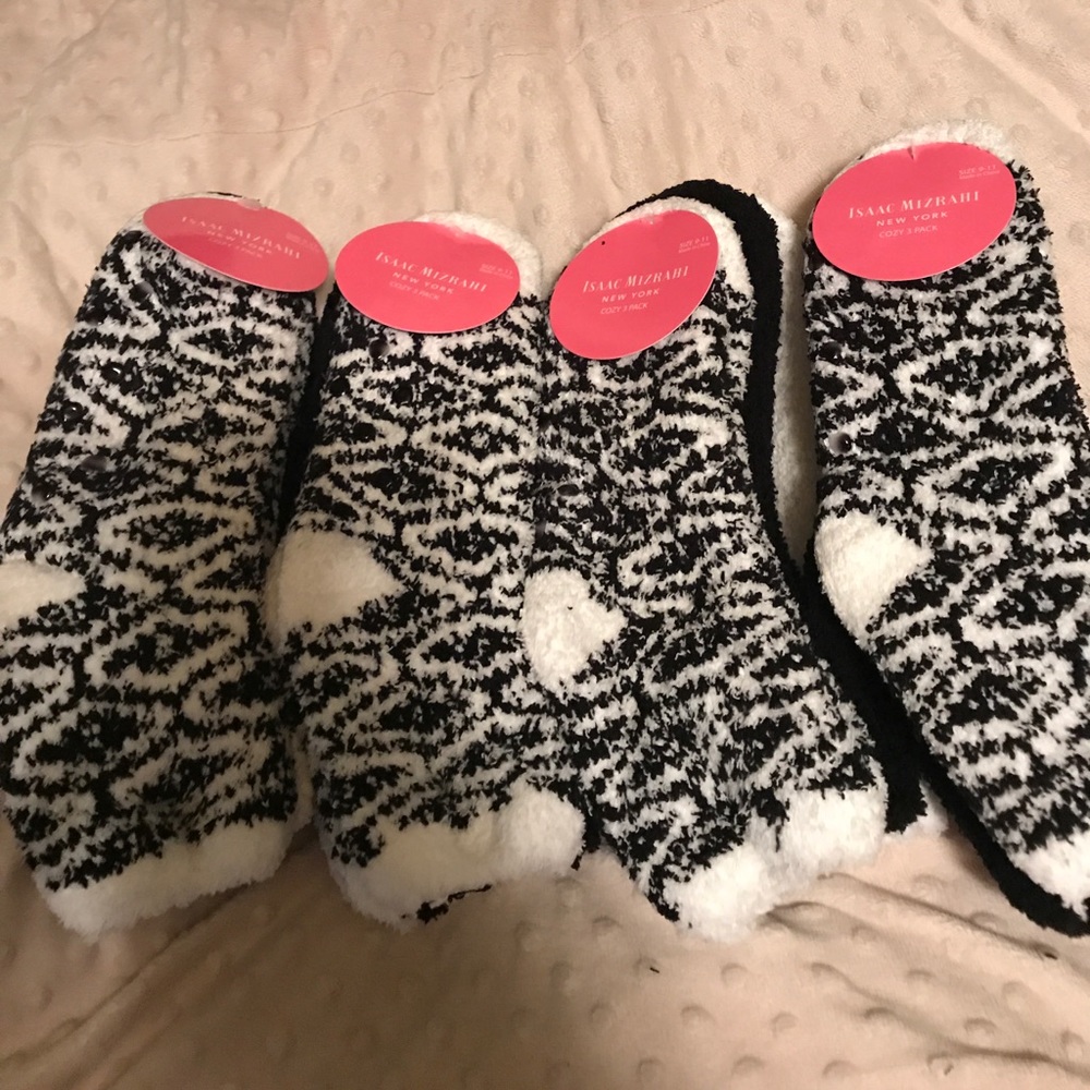 SOLD!!!❌❌12 pairs ISAAC MIZRAHI cozy fuzzy socks❄️