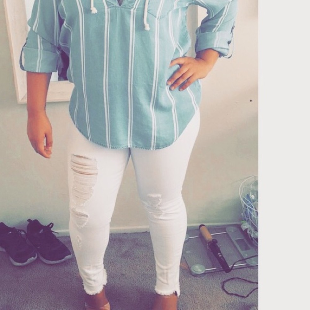 White distressed jeans