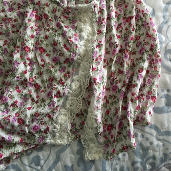 BNWT - A&F floral button up top - Picture 4 of 9