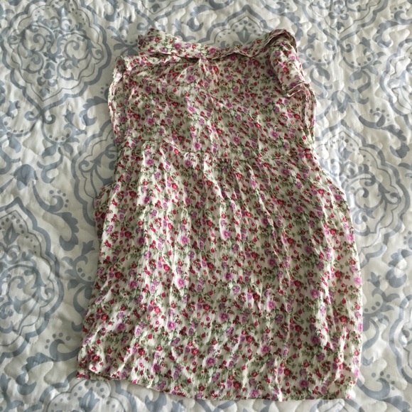 BNWT - A&F floral button up top - Picture 6 of 9