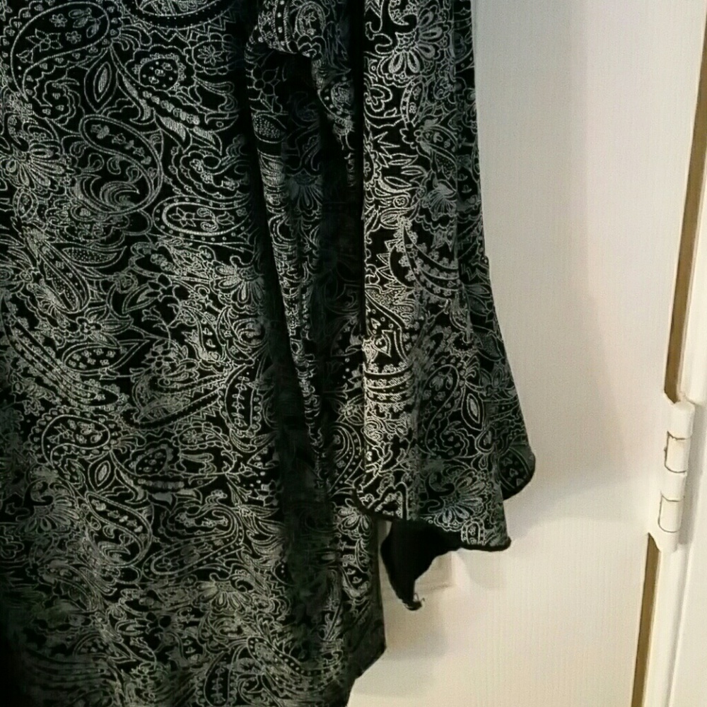 Beautiful Top - Picture 3 of 3
