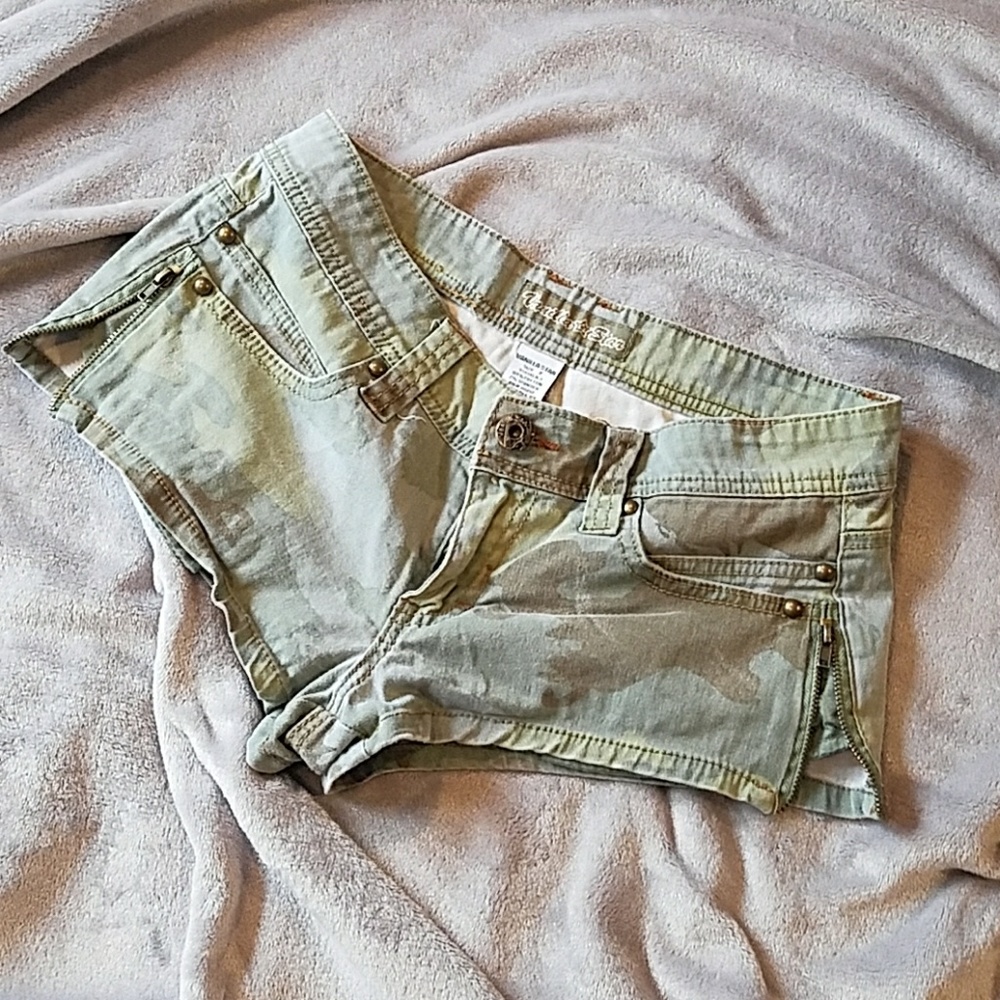 Camouflage side zipper shorts