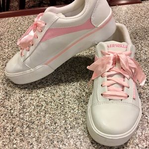 AIR WALK PLATFORM TENNIS SHOES