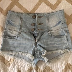 HOT KISS: High-waisted shorts