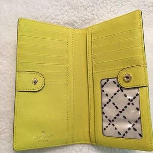 Kate spade- medium wallet with snap closure