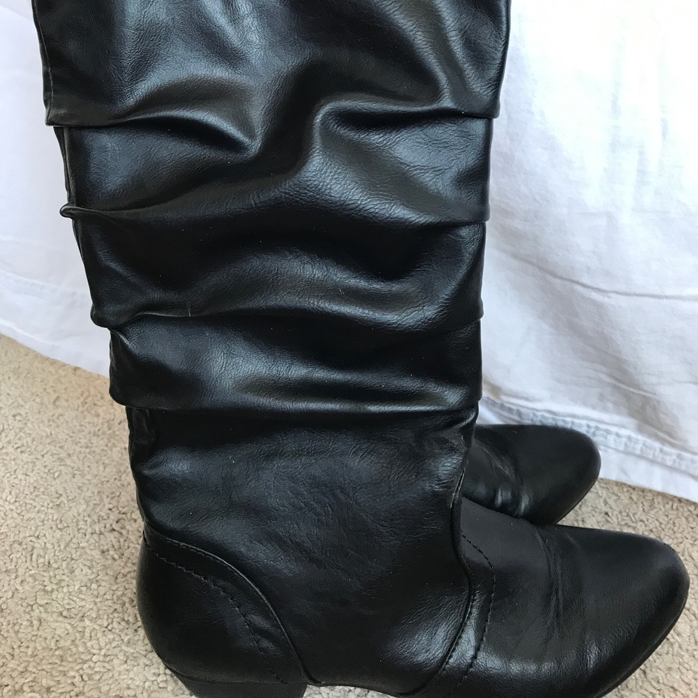 Black ruffles mans made boots
