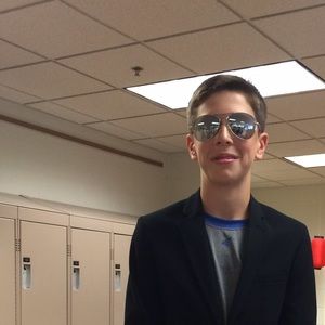 Meet your Posher, Levi