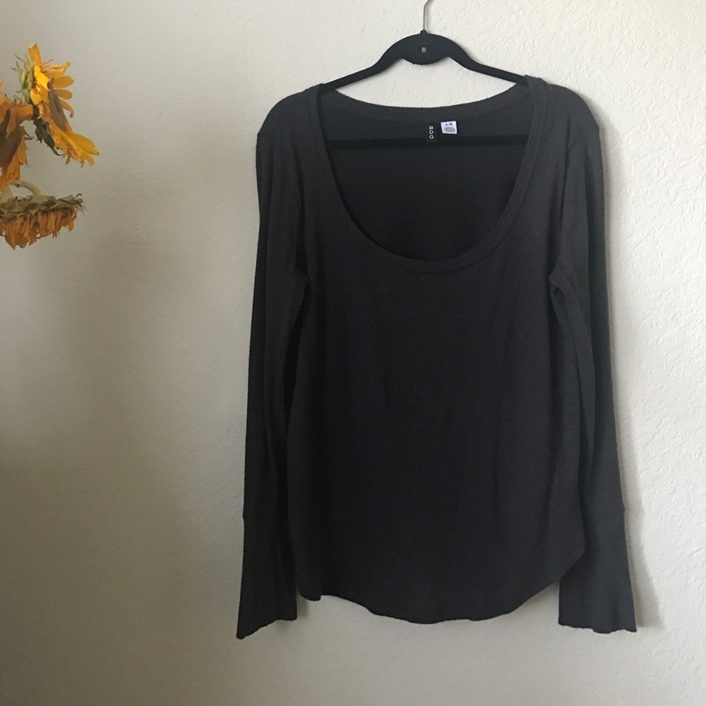 Scoop neck long sleeve pullover