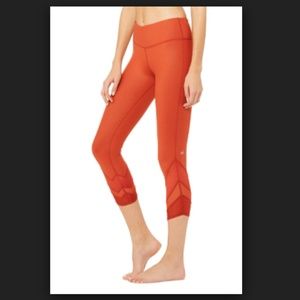 ALO YOGA EDGE CAPRI - SUNBAKED ORANGE