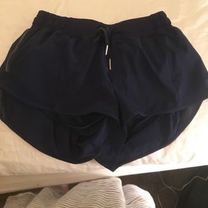 Lululemon Hottie Hot 2.5 Shorts Sz 6